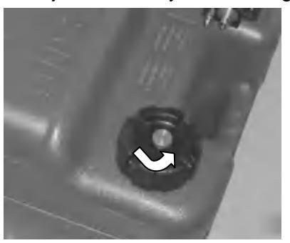 Luzowanie śruby odpowietrzającej na korku zbiornika