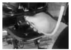 Przewód zestawu odpowietrzającego umieszczony w zbiorniku paliwa