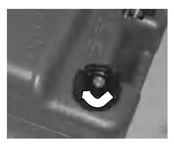 Dokręcanie śruby odpowietrzającej na korku zbiornika