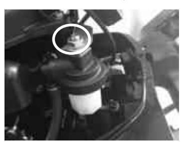 Zdejmowanie nakrętki mocującej jednostkę filtrującą