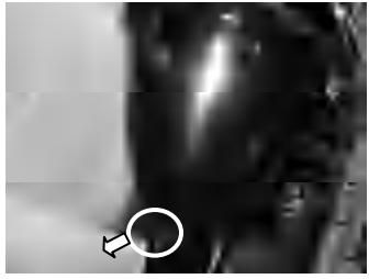 Wykręcanie śruby olejowej nad pojemnikiem ściekowym