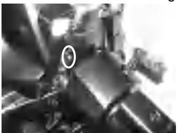 Sprawdzanie wypływu wody z otworu kontrolnego chłodzenia