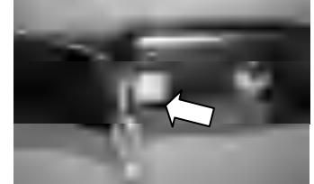 Wciskanie przycisku stop w celu wyłączenia silnika