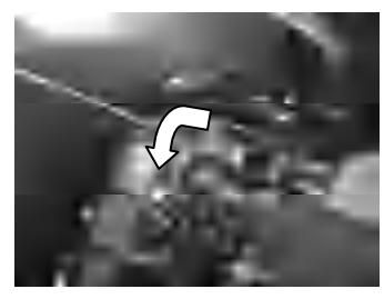 Opuszczanie silnika i obsługa dźwigni blokady