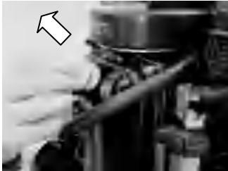 Olej wypływający z silnika do pojemnika