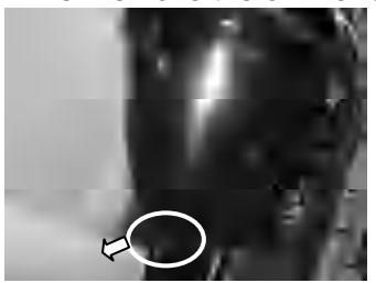 Odkręcanie korka spustowego oleju z pojemnikiem pod spodem