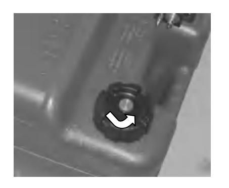 Odkręcanie odpowietrznika na korku zbiornika