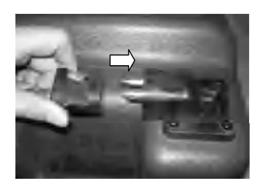 Podłączanie złącza paliwowego do silnika