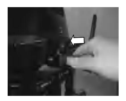 Ściskanie gruszki paliwowej wylotem do góry