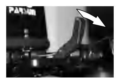 Dźwignia biegów przesunięta na bieg w przód