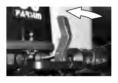 Dźwignia biegów przesunięta na bieg wsteczny