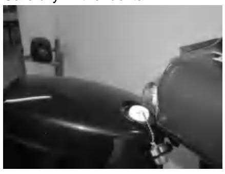 Zdejmowanie korka zbiornika paliwa