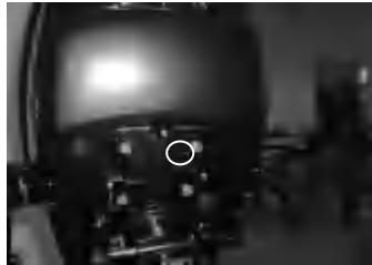 Sprawdzanie wypływu wody z otworu kontrolnego chłodzenia