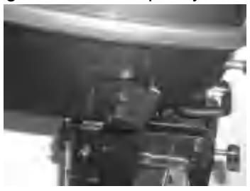 Przesuwanie dźwigni zmiany biegów z luzu do biegu do przodu