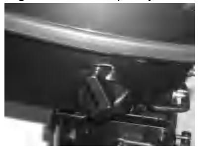 Przesuwanie dźwigni zmiany biegów z luzu do biegu wstecznego