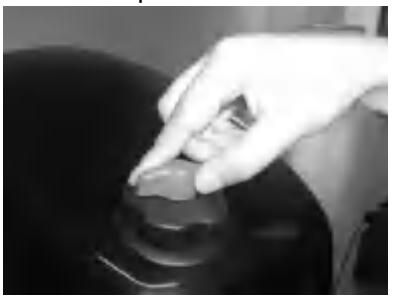 Dokręcanie śruby odpowietrzającej na korku zbiornika