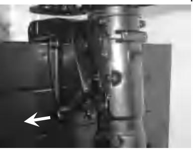 Wyjmowanie drążka trymu z uchwytu mocującego