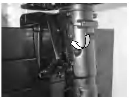 Dokręcanie regulatora oporu sterowania w prawo