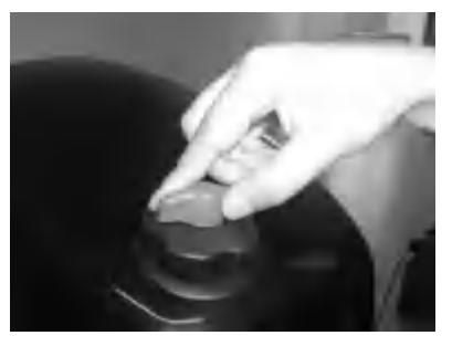 Dokręcanie śruby odpowietrzającej przed odchyleniem