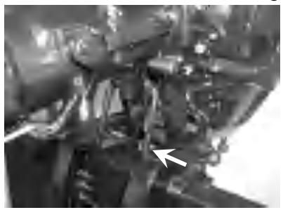 Odchylanie silnika całkowicie w górę z zablokowaną dźwignią