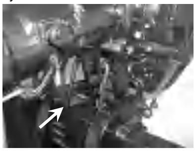 Opuszczanie silnika zaburtowego przy jednoczesnym pociąganiu za dźwignię blokady