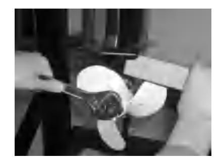 Użycie klocka drewna do zablokowania obrotu śruby napędowej