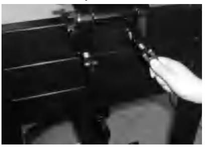 Uťahovanie skrutiek svoriek na zrkadle lode