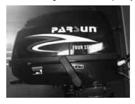 Páka radenia presunutá z neutrálu do polohy spätného chodu