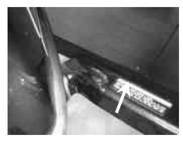 Skrutka nastavenia trenia plynu na kormidlovej páke