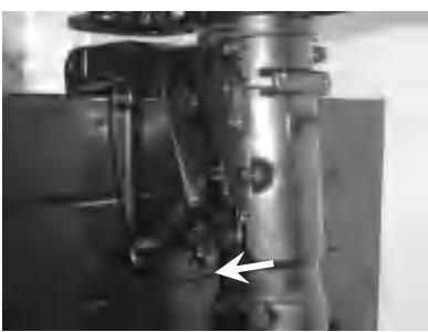 Vytiahnutie tyče nastavenia náklonu z držiaka