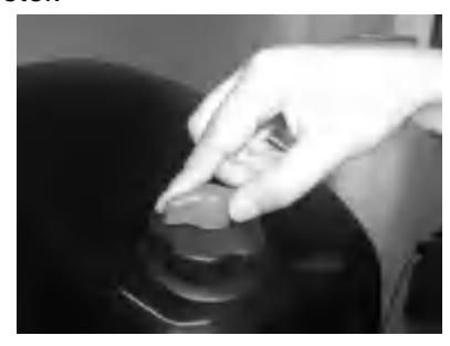 Dotiahnutie odvzdušňovacej skrutky pred vyklápaním