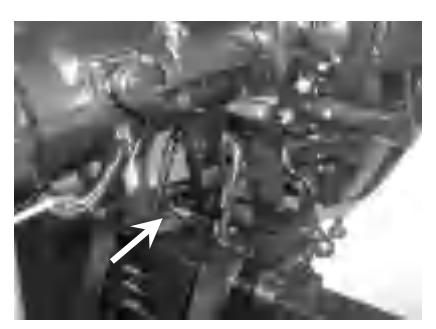 Ťahanie opornej páčky pri spúšťaní motora