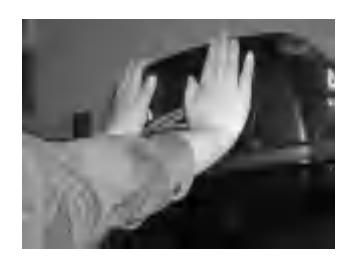 Kontrola uloženia horného krytu rukami