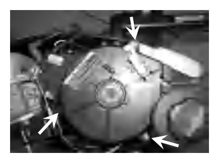 Odstránenie skrutiek zostavy štartéra