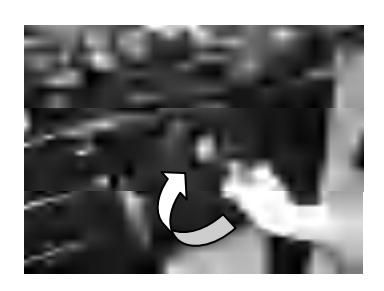 Uťahovanie skrutiek držiaka na zrkadle člna