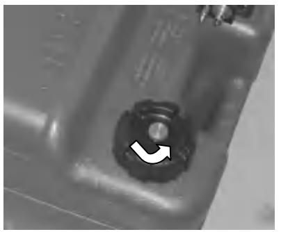 Otvorenie odvzdušňovacej skrutky na uzávere nádrže