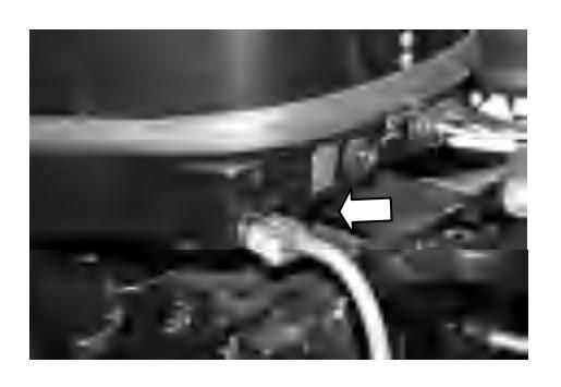 Stláčanie ručnej pumpy s výstupom nahor