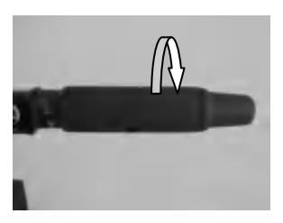 Rukoväť plynu úplne zatvorená pred zaradením rýchlosti