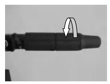 Rukoväť plynu úplne zatvorená pred zaradením spätného chodu