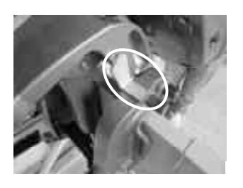 Stlačenie spínača UP na modeli Power Tilt