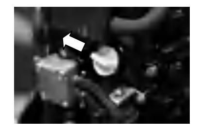 Vypúšťanie motorového oleja po odstránení plniaceho hrdla