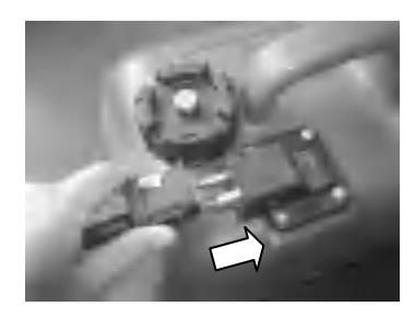 Otwarta śruba odpowietrzająca zbiornika paliwa