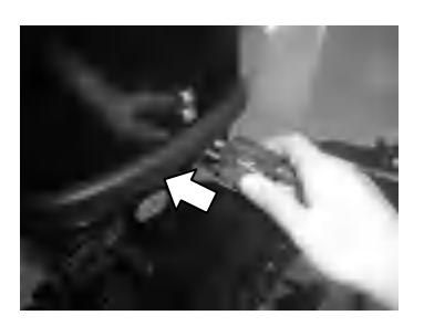 Ściskanie gruszki paliwowej końcem wylotowym do góry