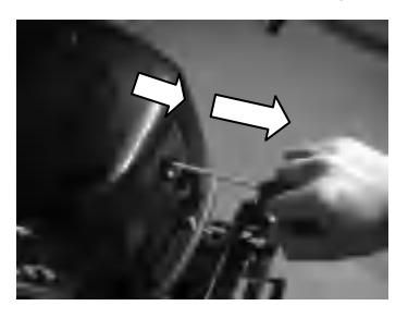 Ciągnięcie uchwytu rozrusznika ręcznego w celu uruchomienia silnika