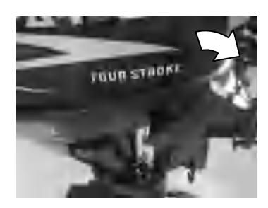 Dźwignia zmiany biegów przesunięta z pozycji neutralnej na bieg do przodu