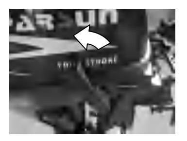 Dźwignia zmiany biegów przesunięta z pozycji neutralnej na bieg wsteczny