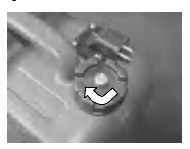 Dokręcanie śruby odpowietrzającej na korku zbiornika paliwa