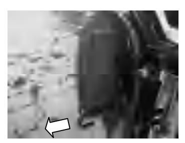 Wyjmowanie drążka trymu ze wspornika zaciskowego w celu regulacji kąta trymu