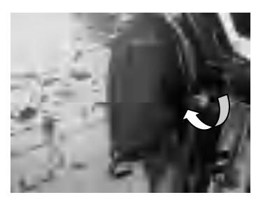 Regulator tarcia układu kierowniczego dokręcony zgodnie z ruchem wskazówek zegara przed odchyleniem