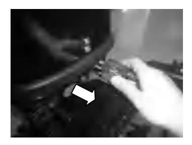 Odłączanie przewodu paliwowego przed odchyleniem silnika do góry